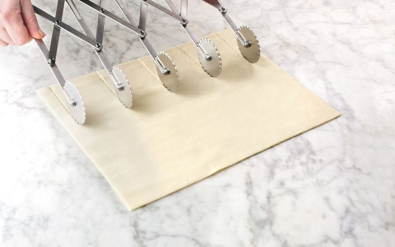 Deigkutter i st&aring;l, utvidbar med 5 hjul, fra LACOR